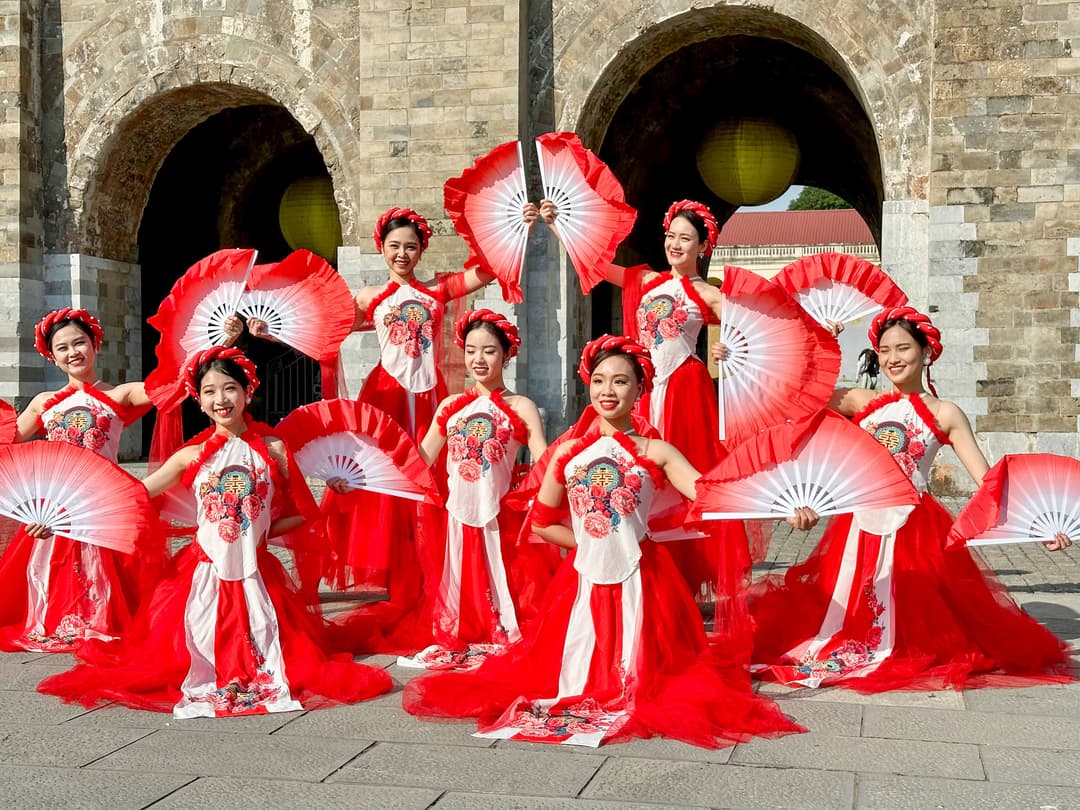 Dancers, Vietnam